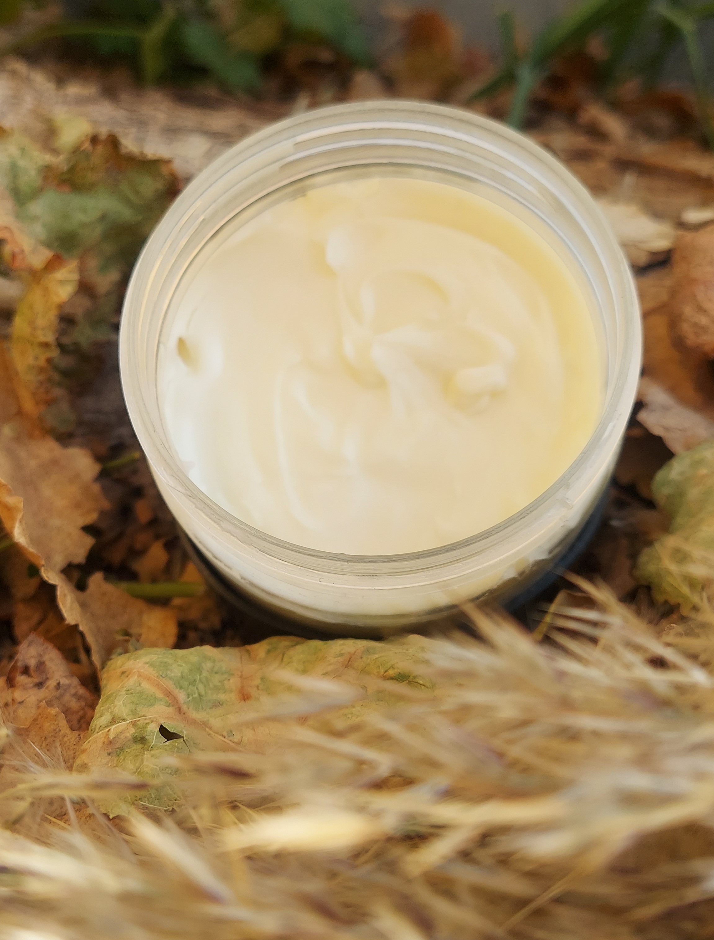 کره بدن روشن کننده،آبرسان قوی ،نرم کننده و لطیف کننده ی پوست